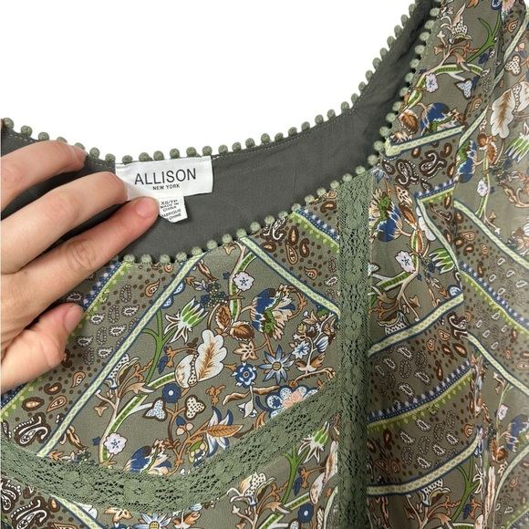 Allison New York | Floral Long Sleeve Blouse | Green | Lace Detail | Size XS - Picture 2 of 6